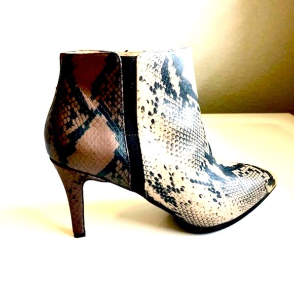 NWT COLE HAAN Grand Ambition Arietta Ankle Booties Silver Metal Trim 8 MSRP $289 - Picture 6 of 15